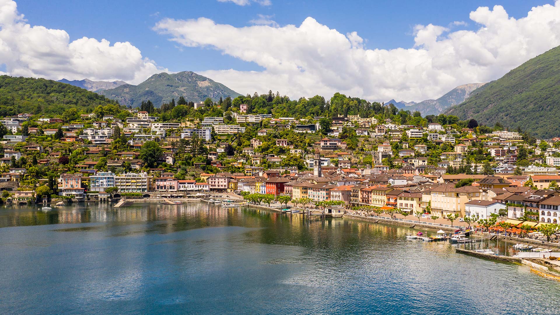 Vista aerea di Ascona sul Lago Maggiore – infrastruttura in fibra ottica di Ascona4net a copertura territoriale