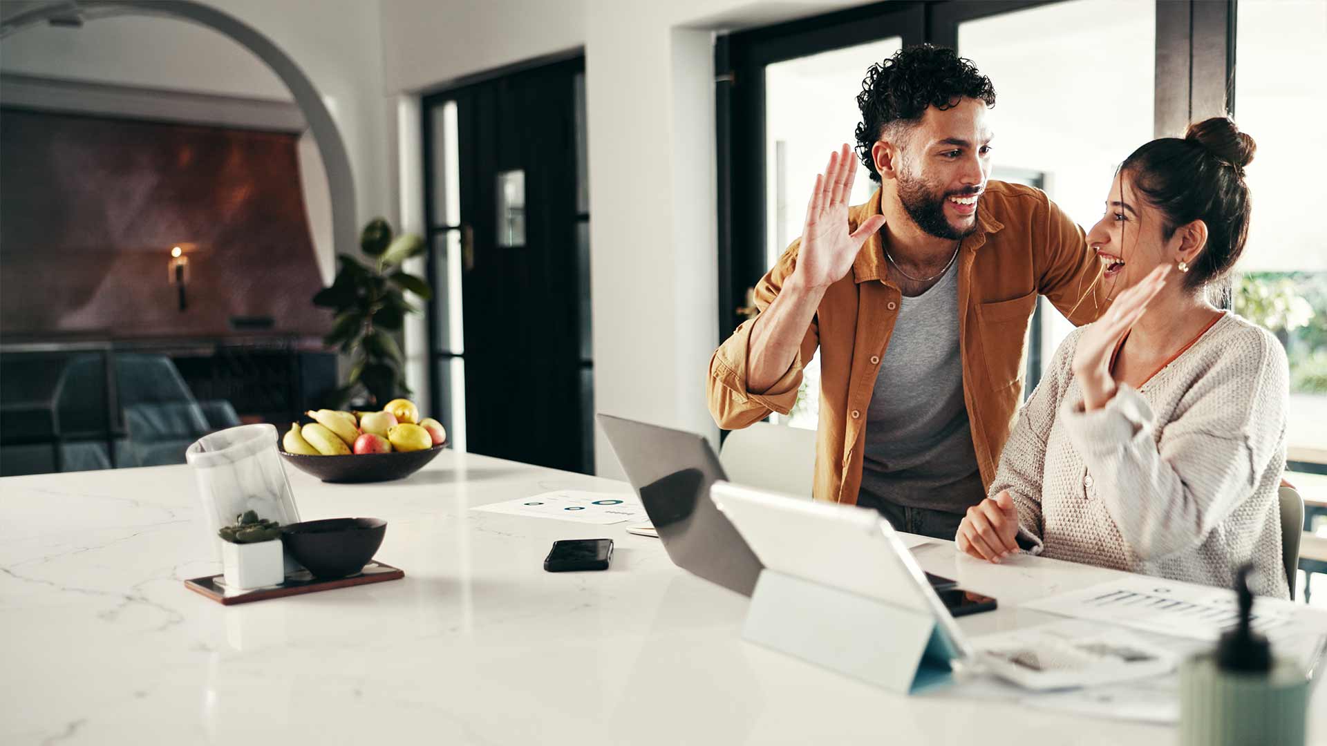 Coppia sceglie un provider per internet, TV e telefonia – servizi sulla rete in fibra ottica di Ascona4net ad Ascona