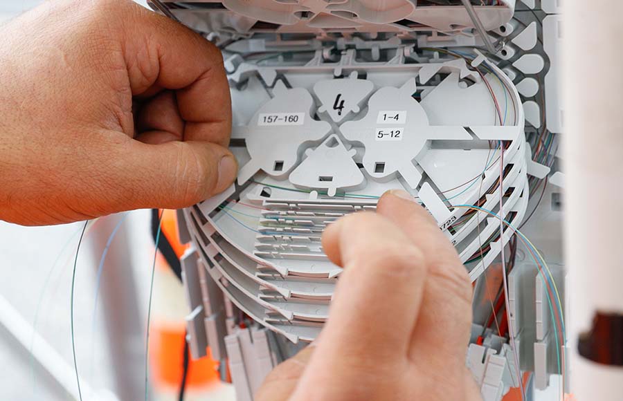 Installazione tecnica in fibra ottica – sistema a quattro fibre che garantisce capacità e sviluppo futuro nella rete Ascona4net