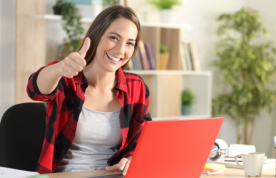 Persona che utilizza il laptop – rete in fibra Ascona4net aperta a tutti i provider di servizi Internet, TV e telefonia