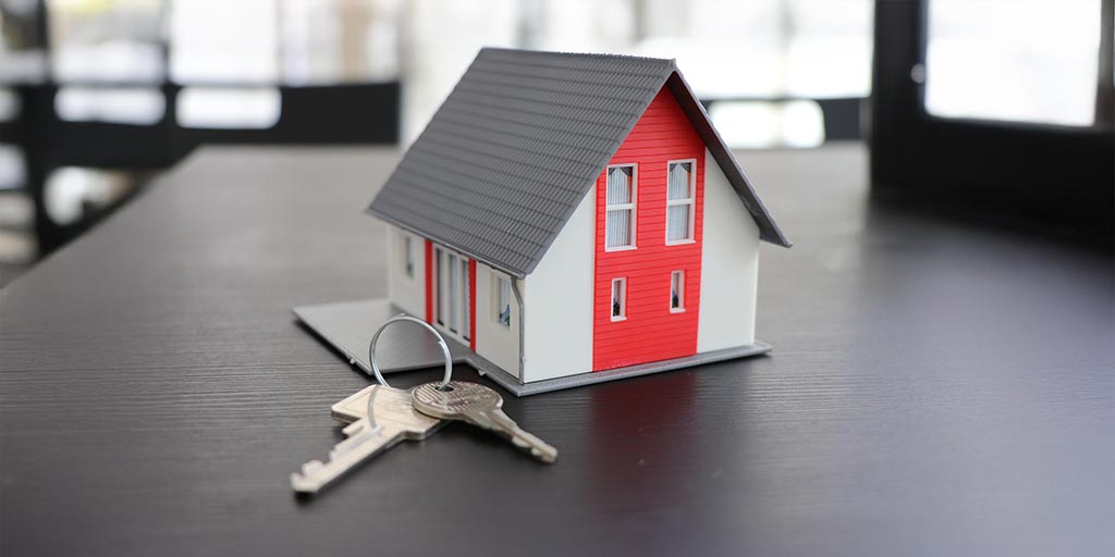 Casa in miniatura con chiavi – informazioni per i proprietari di immobili sulla rete FTTH di Ascona4net ad Ascona